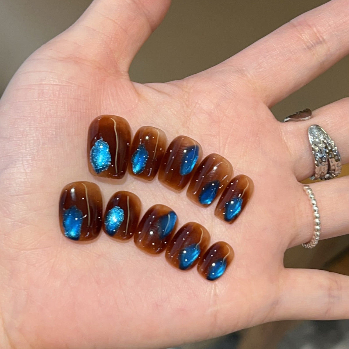 [Danube] Real photo of Amber Gradient Blue Cat's Eye Pure Handmade Wear-On Nail 401 Style