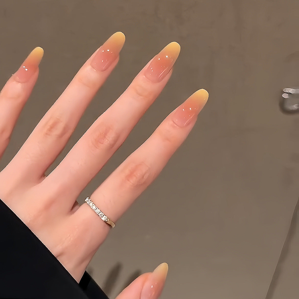 [Yangzhi Ganlu] Pale yellow gradient blush with top-on nails 205 styles with box and toolkit nail art in French style