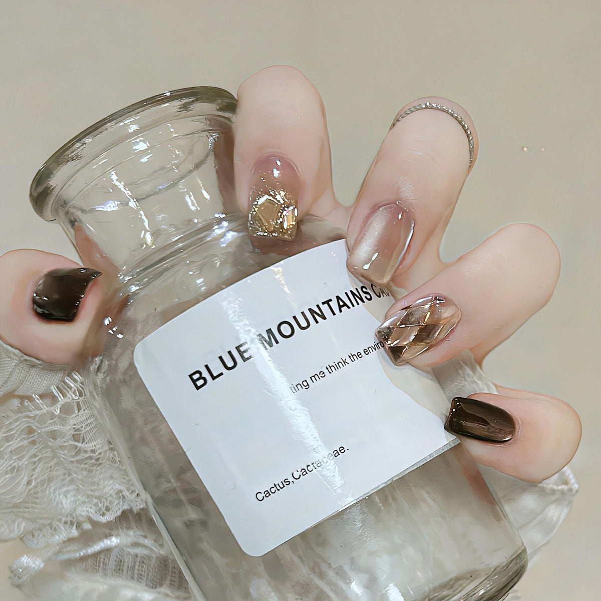 [Milk Coffee Lingge] Autumn/Winter Elegant Black Chocolate Glass Beads Cat Eye Atmosphere Pure Handmade Wearable Nail Black Chocolate Nail