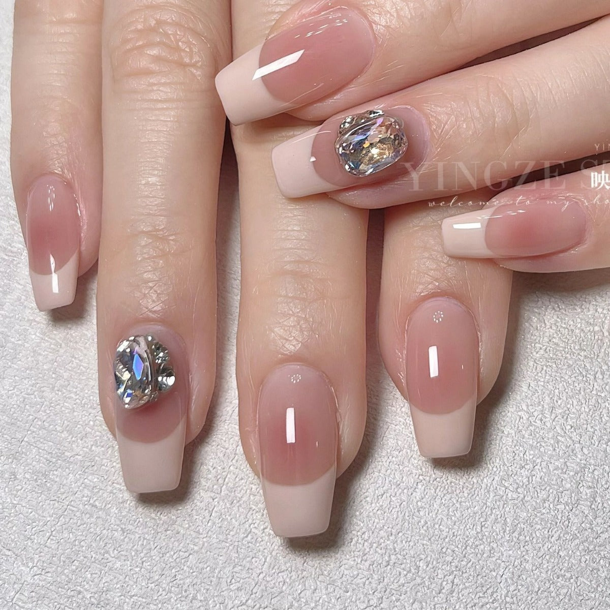 Gray and pink French rhinestone blush fake nails, handmade wearable nails, brightening nails, removable and long-lasting, 385 styles