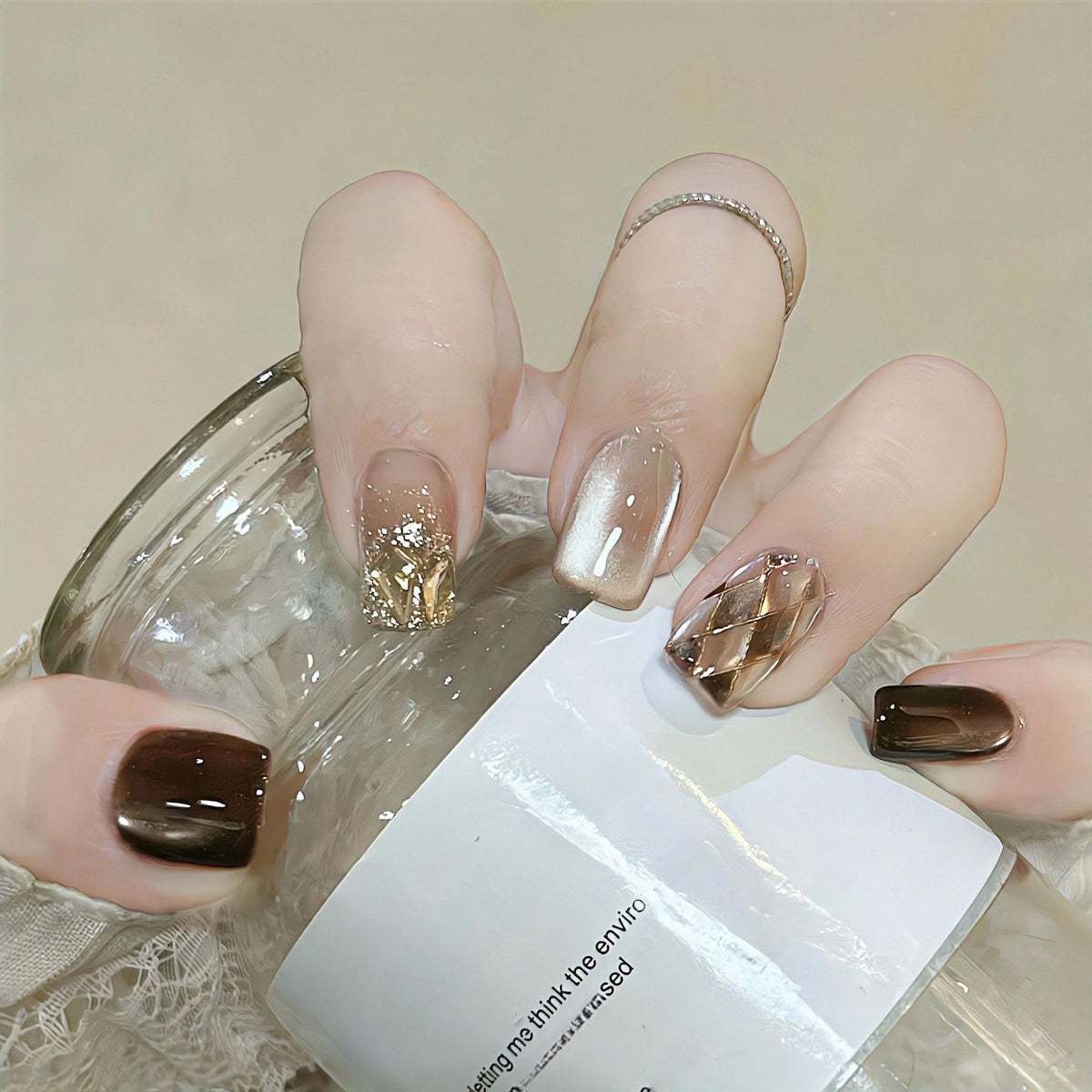 [Milk Coffee Lingge] Autumn/Winter Elegant Black Chocolate Glass Beads Cat Eye Atmosphere Pure Handmade Wearable Nail Black Chocolate Nail